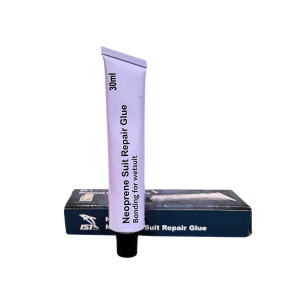 A cola de neoprene IST Proline NC-1 é a solução ideal para reparar rasgos, cortes e costuras em fatos de surf, mergulho, bodyboard, triatlo e outros equipamentos de desportos náuticos. Graças à sua fórmula resistente à água, garante uma aderência flexível e duradoura, mesmo em ambientes extremos. Além disso, mantém a elasticidade do neoprene, evitando que as reparações comprometam o conforto e a performance do equipamento.
