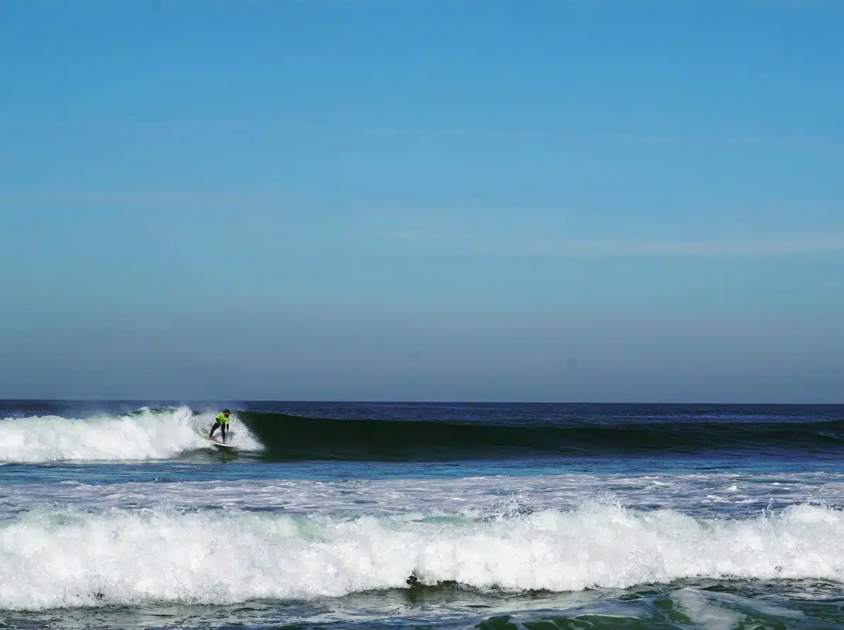 Surfistas a aproveitar as ondas na costa de Aveiro